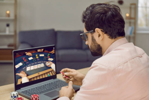 Advantages of Playing at Online Casinos Compared to Traditional Casinos
