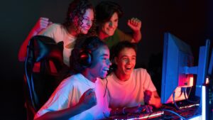 How Online Gaming Communities Help Players Make Better Build Decisions